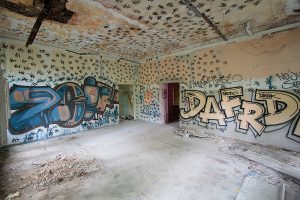 zimmer verlassenes kinderkrankenhaus