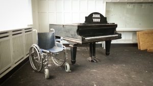 Rollstuhl mit Klavier Loges-Schule