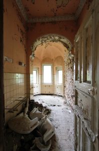 schmales bad verlassene villa