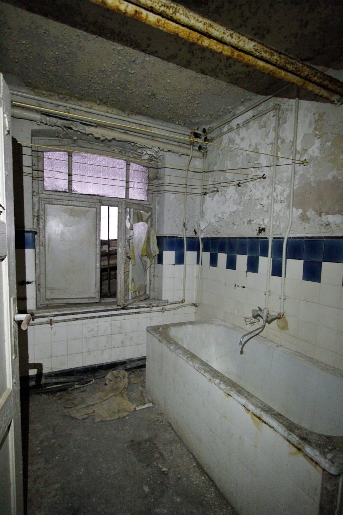 verlassene badewann im sanatorium insülzhayn