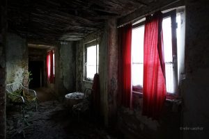 verlassenes hotel budget mit roten vorhängen