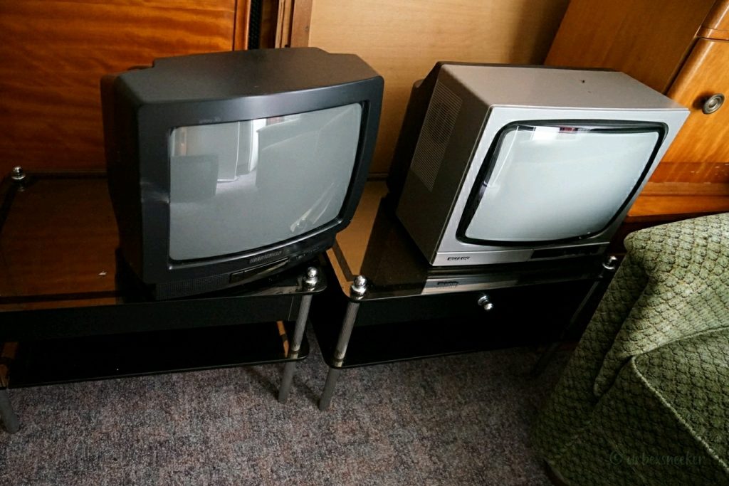 zwei alte röhrenfernseher