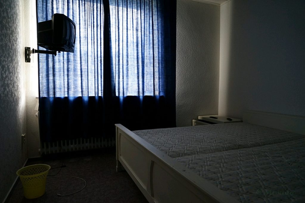 der blaue raum im verlassenen hotel