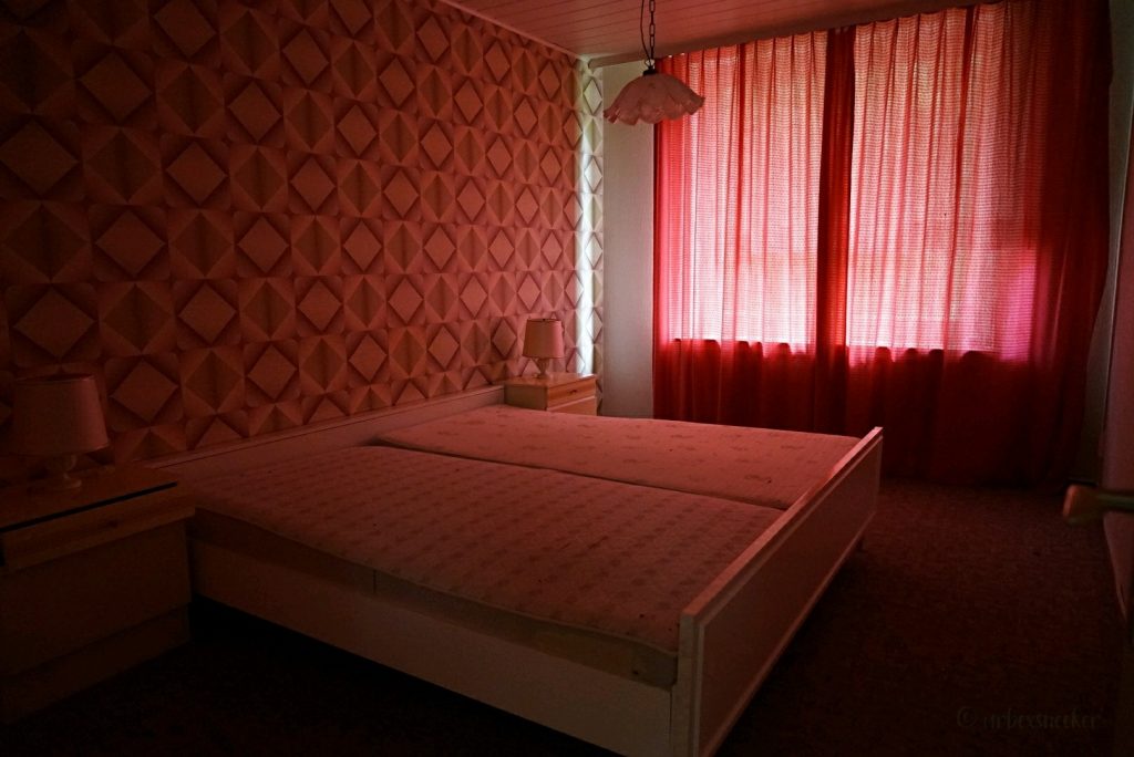 rotes doppelzimmer verlassenes hotel im harz