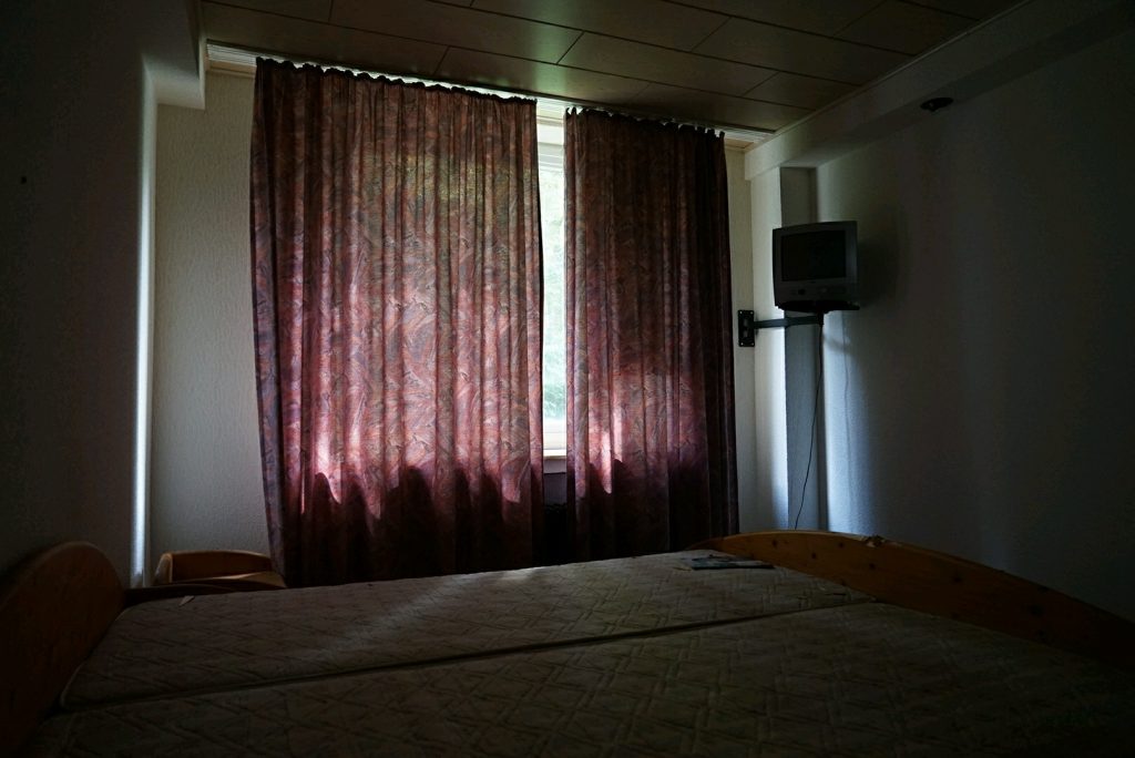 verlassenes waldhotel mit doppelzimmer