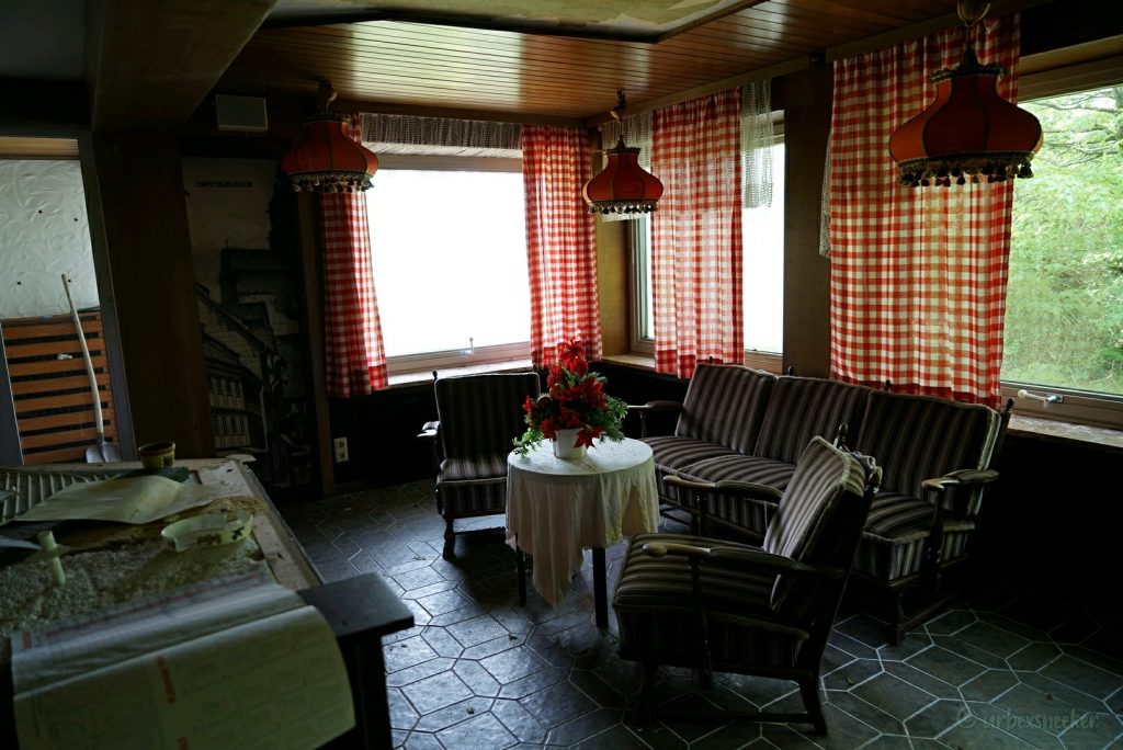verlassenes waldhotel mit sesseln im harz