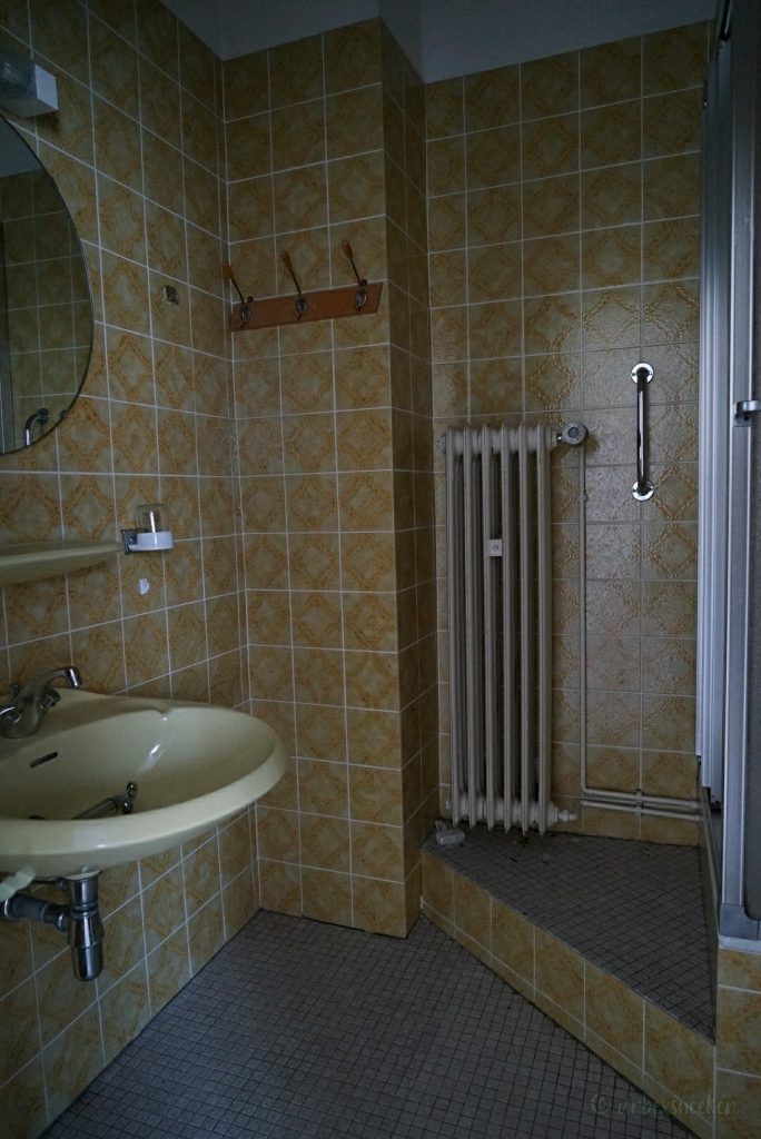 badezimmer im verlassenen hotel am see