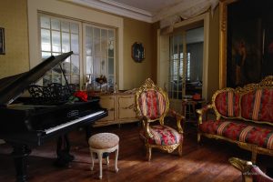 klavier mit sessel verlassene villa maison banana frankreich