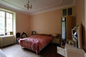 schlafzimmer verlassene villa frankreich