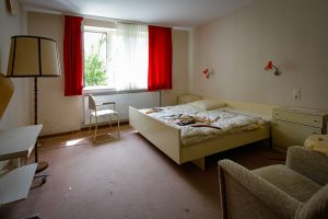 verlassenes hotel mit doppelzimmer und roter garnine