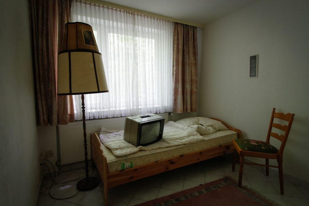 einzelzimmer mit fernseher im verlassenen hotel rehbock
