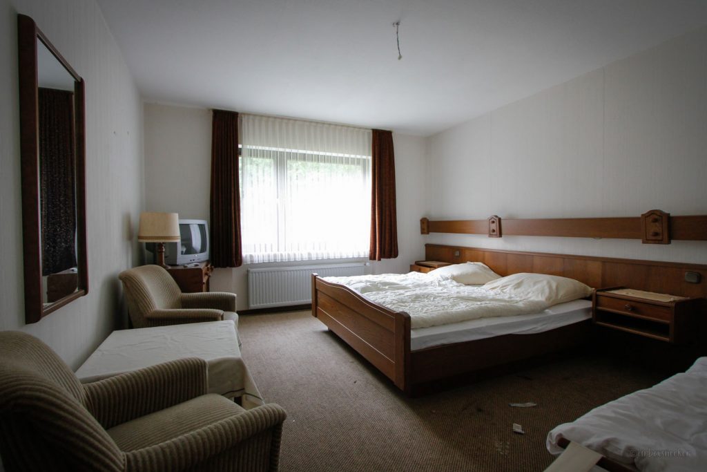 doppelzimmer im lost place hotel in sachsen-anhalt
