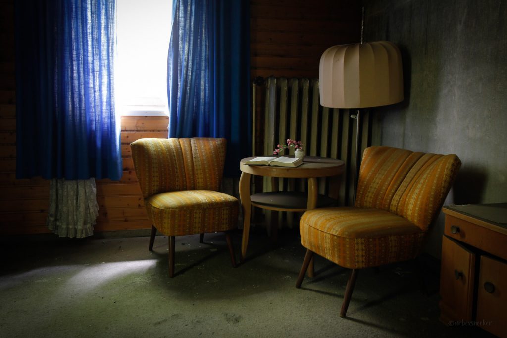 verlassenes lampen-hotel mit bibelsitzgruppe