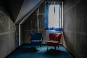 verlassenes lampenhotel mit blauem und rotem sessel