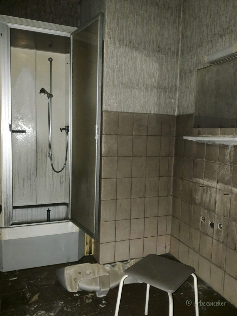 badezimmer voll ruß im verlassenes hotel