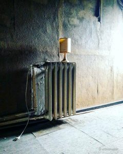 verlassenes Hotel Lampe auf Heizkörper