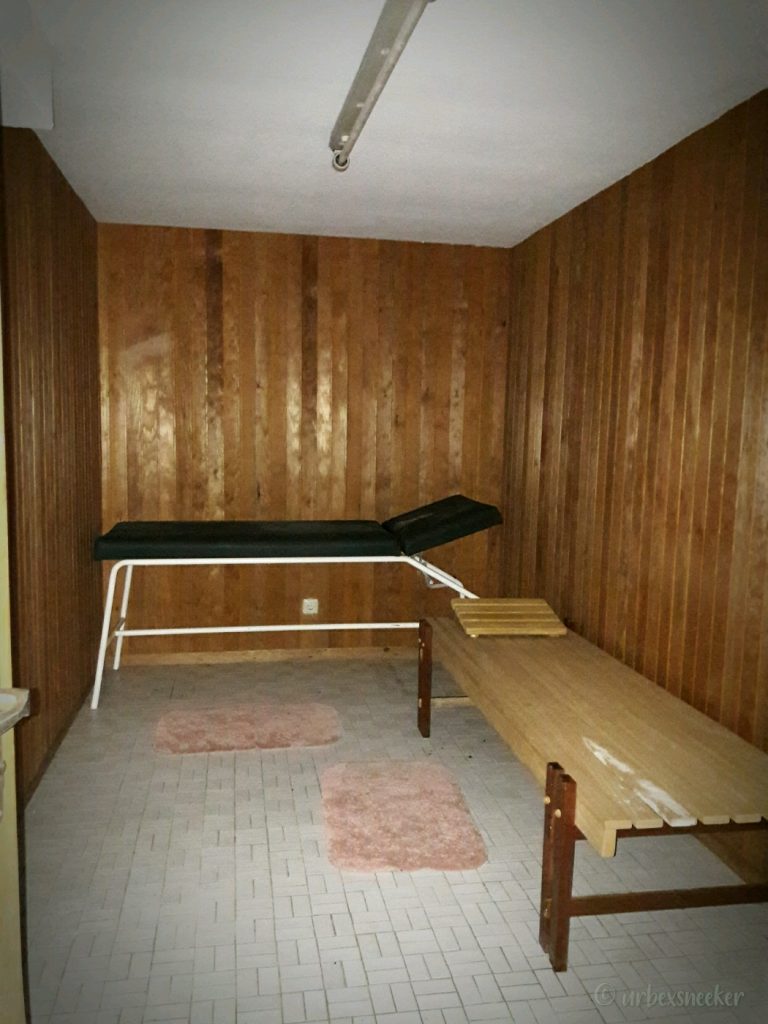 sauna mit liege im verlassenen hotel