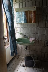 verlassenes hotel badezimmer mit alibert