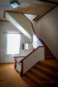 treppe verlassenes waldhotel