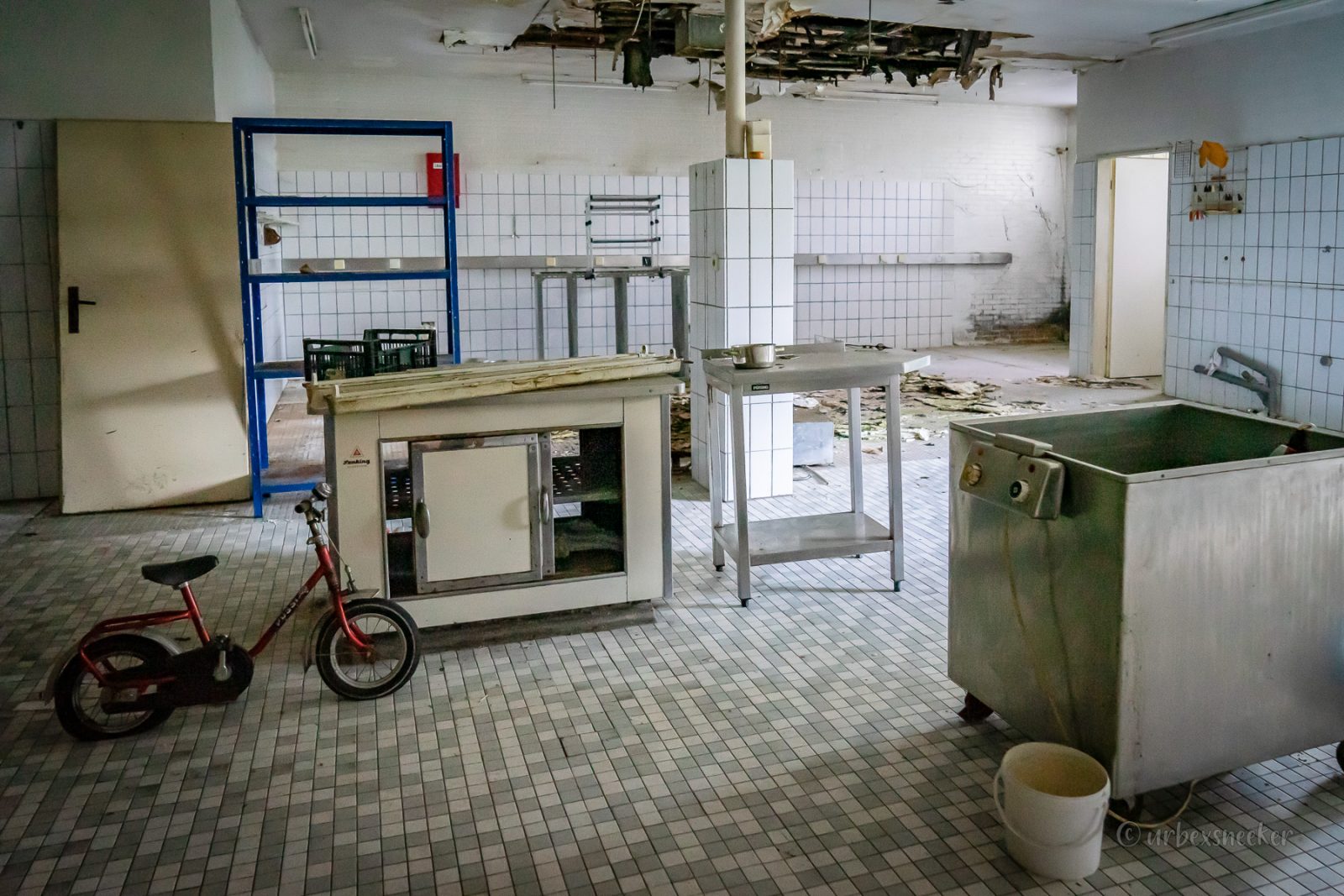 verlassenes flohmarkthotel mit großküche