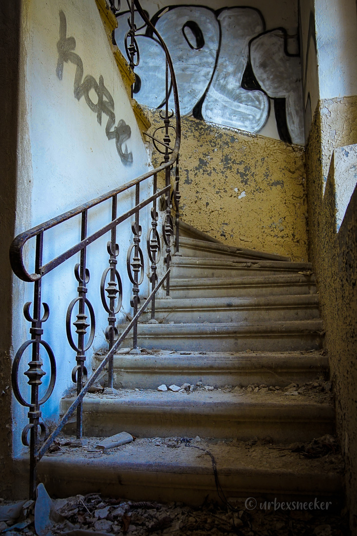 treppe im verlassenen verwaltungsgebäude