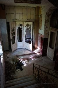 eingangstür verlassenes sanatorium