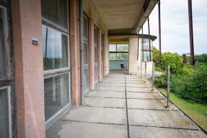 balkon verlassenes kinderkrankenhaus