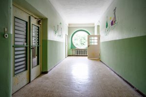 verlassenes Kinderkrankenhaus rundes Fenster