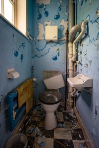 verlassenes hotel blaue toilette