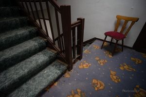 unterschiedlicher teppichboden im ehemaligen hotel