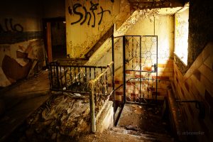 treppenaufgang im verlassenen gasthaus kulturhaus