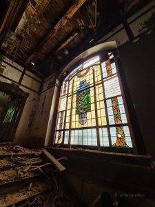 buntglasfenster in der verlassenen villa mickymaus