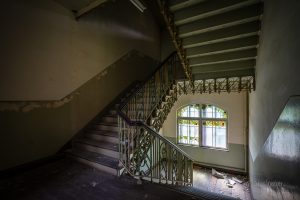 verlassenes hotel im harz mit treppe