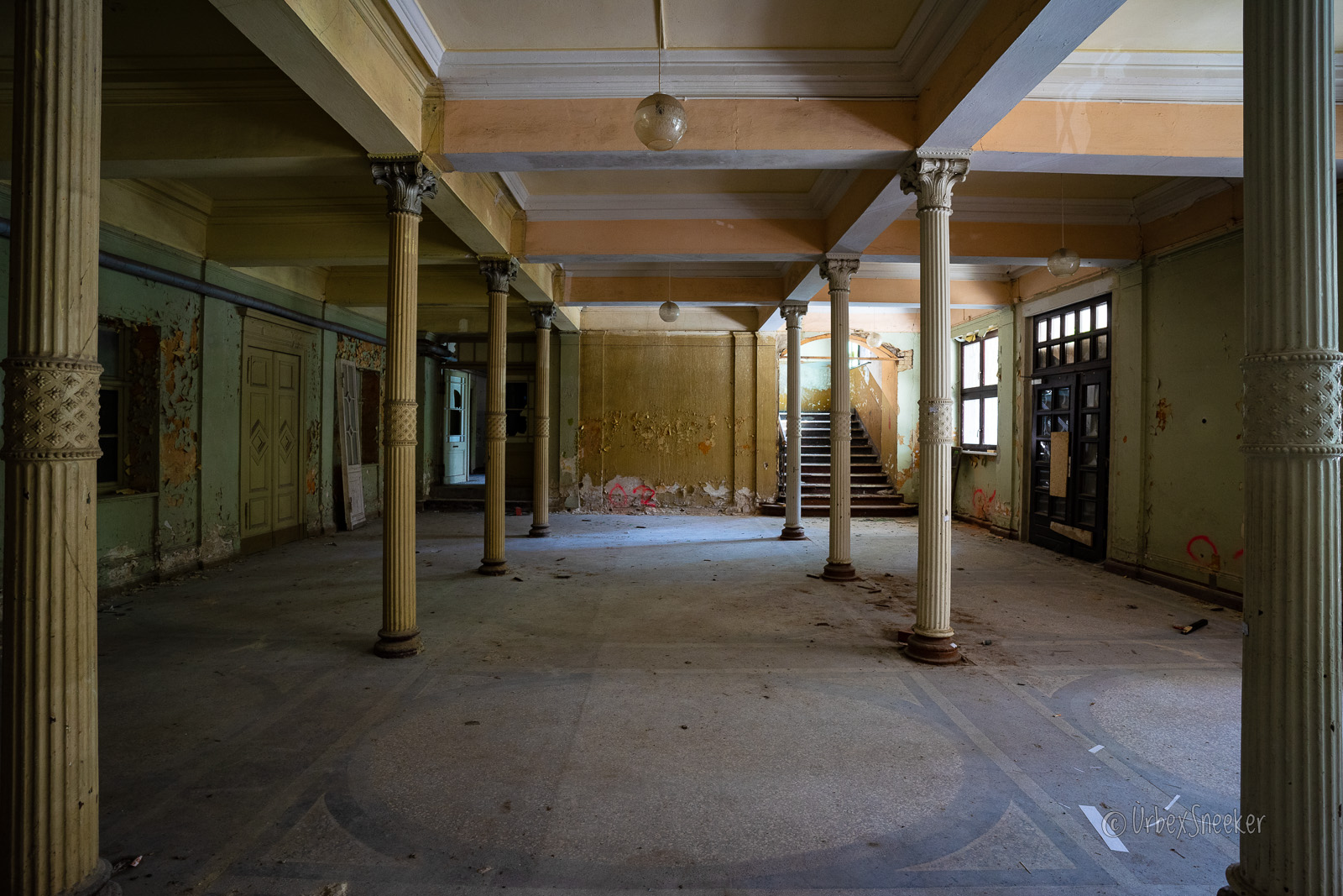 veingangshalle mit säulen eines verlassenen hotel im harz