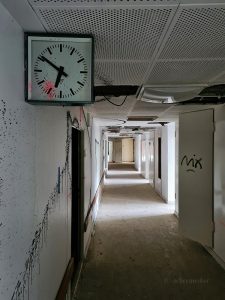 verlassenes Regierungskrankenhaus Uhr