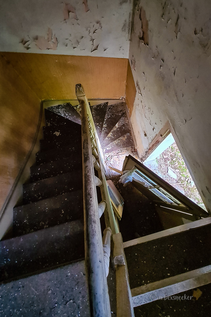 verlassenes waldhaus treppe