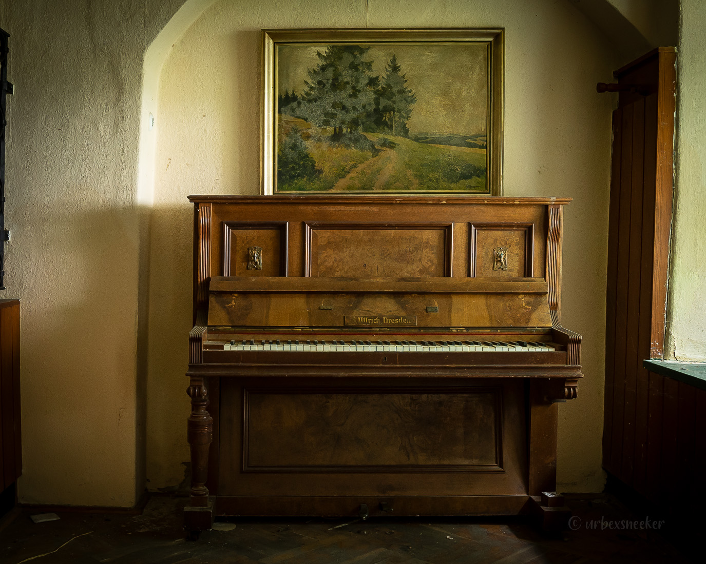 altes klavier im verlassenen gasthof in sachsen