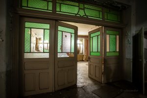 verlassenes kulturhaus grüne oberlichter