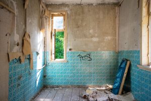 badezimmer einer verlassenen villa in thüringen