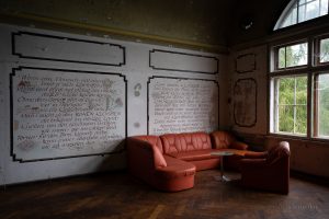 rotes sofa sanatorium schwarzeck
