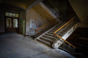 verlassene heilstätte treppe