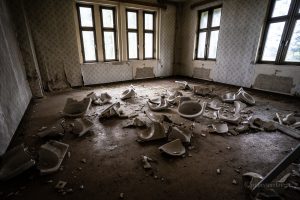 zerbrochene waschbecken im alten sanatorium harz