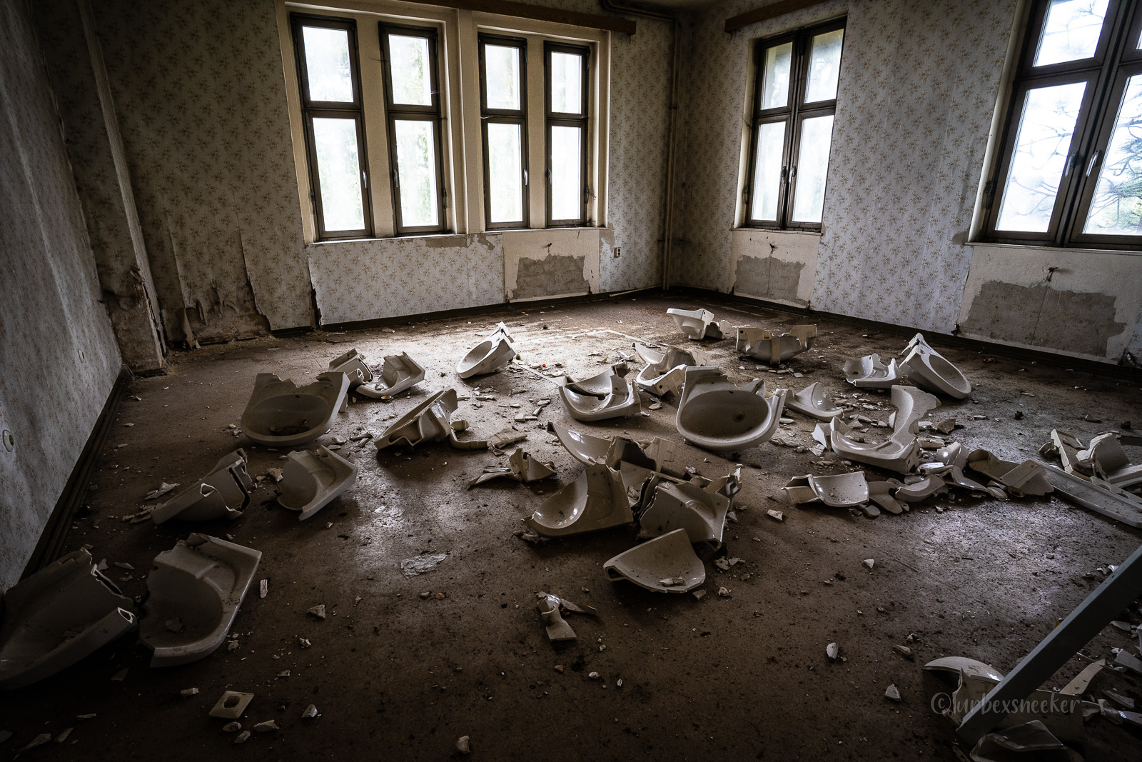 zerbrochene waschbecken im alten sanatorium friedrichsbrunn