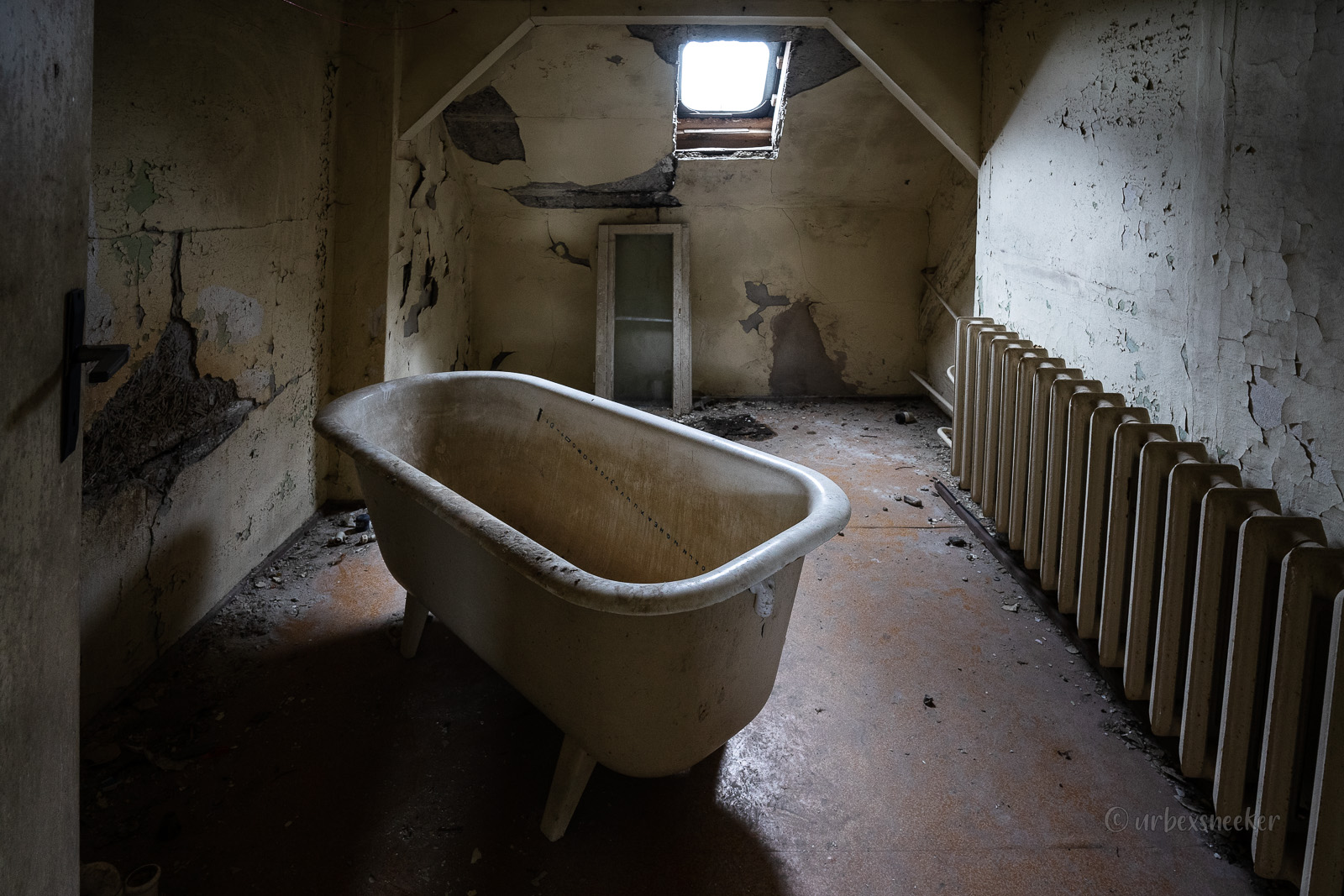 badewanne im alten sanatorium ernst thälmann in friedrichsbrunn