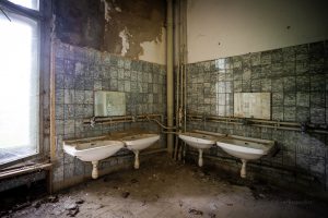 waschbecken verlassene villa kinderkrippe