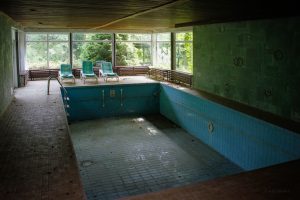 verlassenes hotel schwimmbad harz