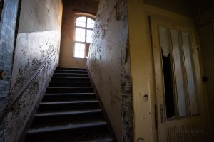 treppenaufgang verlassenes kulturhaus ddr