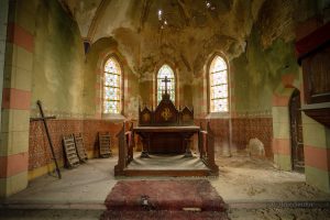 lost place kirche altar