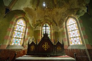 verlassene molmecker kirche altar