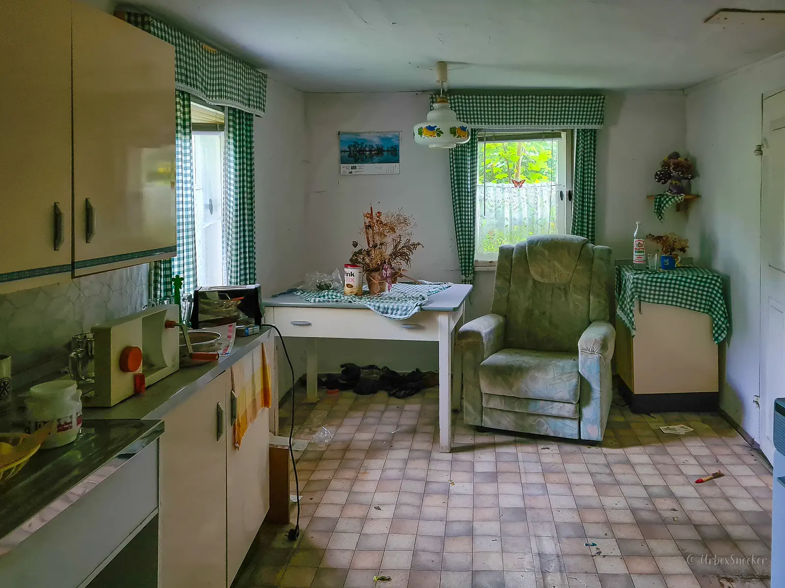 verlassenes wohnhaus mit küchensessel